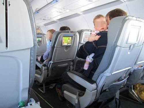 comment voyage bebe en avion