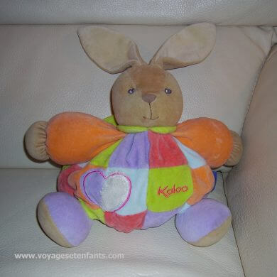 Doudou et enfant en voyage