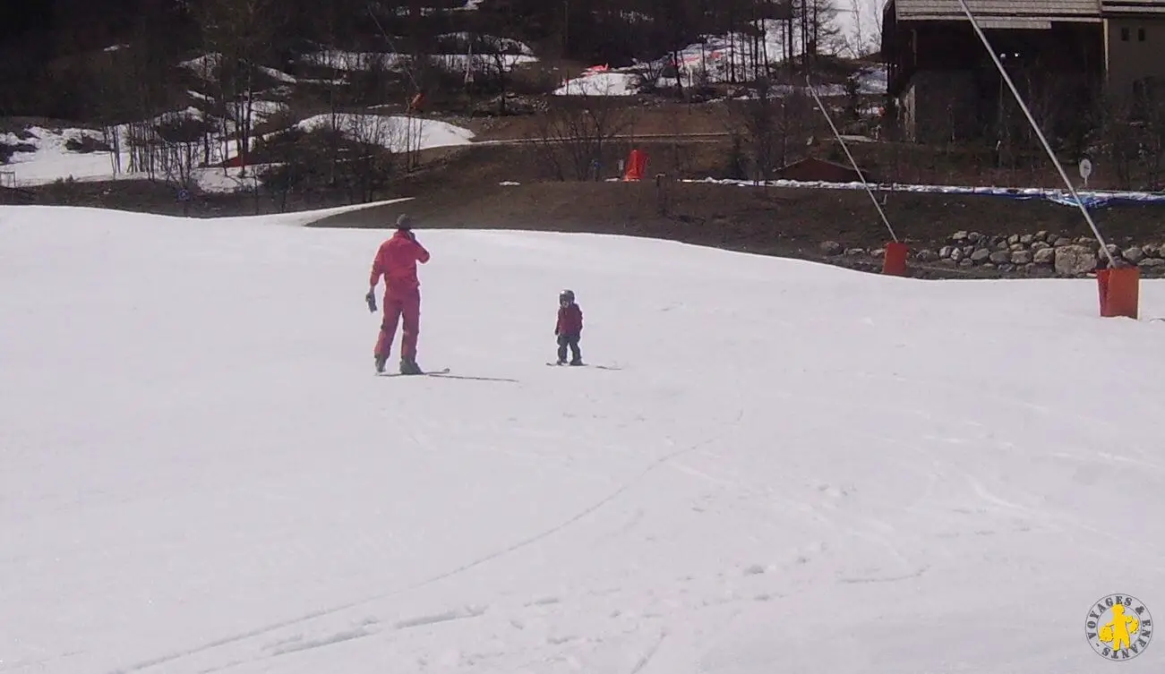 Guide : Comment débuter le ski alpin ou le snowboard avec vos tout-petits (3  à 5 ans) - Bouge Petit - Centre de développement physique pour bébés et  jeunes enfants