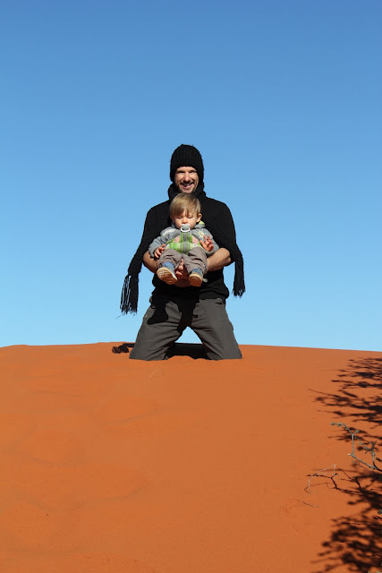 Papa et bébé en Namibie voyage en famille