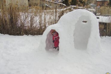 Activité sans skier à la neige construction igloo