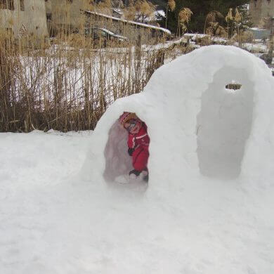 Activité sans skier à la neige construction igloo