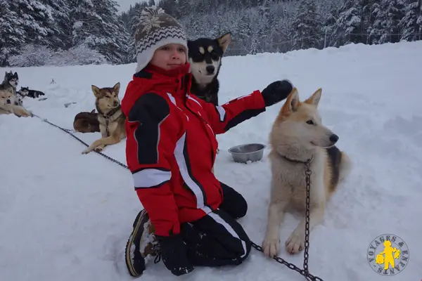 Chien traineau avec enfant Hautes alpes Vallée Clarée Activité hiver chiens de traîneau avec des enfants Hautes Alpes | Blog VOYAGES ET ENFANTS