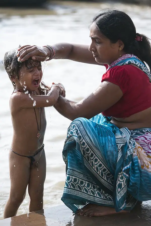 varanasi ghat ablution enfant 1 mois en Inde en famille étape tour du monde à 80 cm