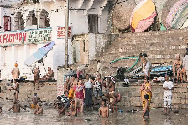 varanasi ghat ablution 1 mois en Inde en famille étape tour du monde à 80 cm