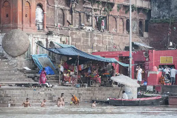 varanasi ghat ablution2 1 mois en Inde en famille étape tour du monde à 80 cm