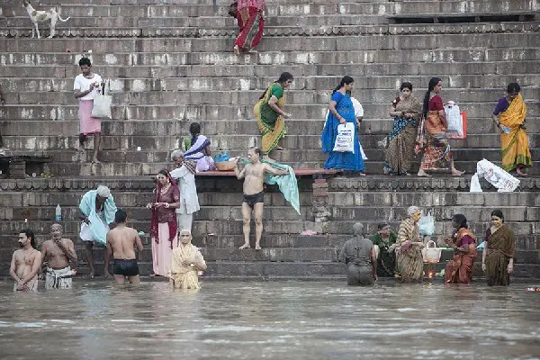 varanasi ghat ablution3 1 mois en Inde en famille étape tour du monde à 80 cm