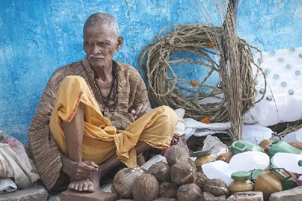 varanasi ghat vendeur offrandes 1 mois en Inde en famille étape tour du monde à 80 cm