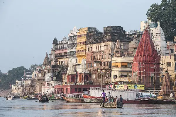 varanasi ghat vue 1 mois en Inde en famille étape tour du monde à 80 cm