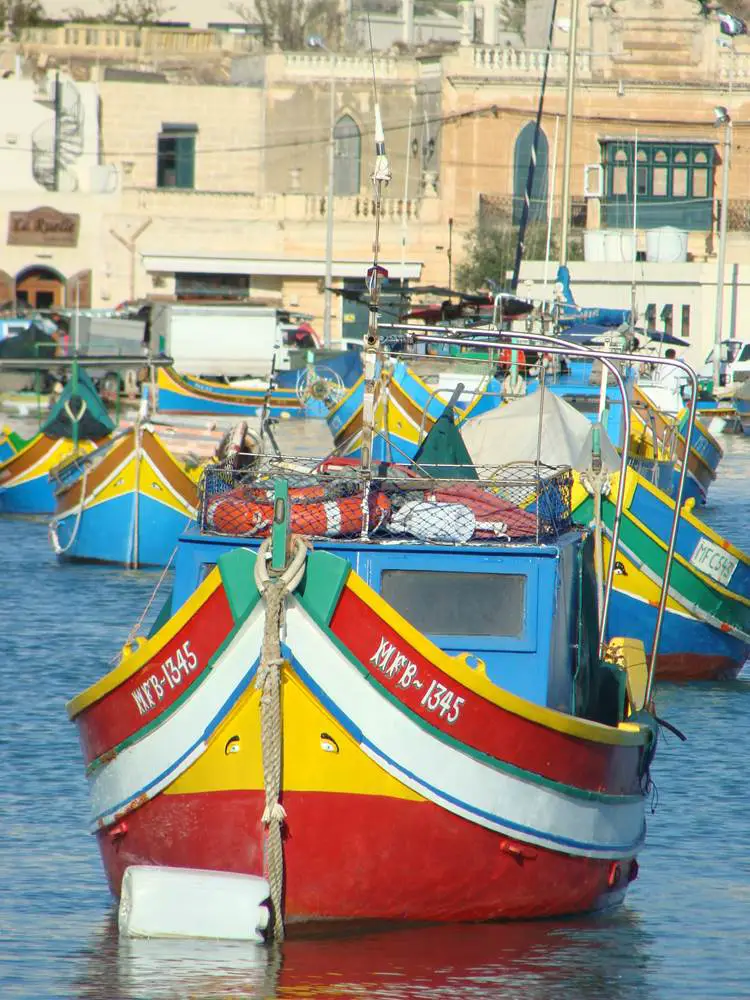 les luzzus sur le port de Marsaxlokk