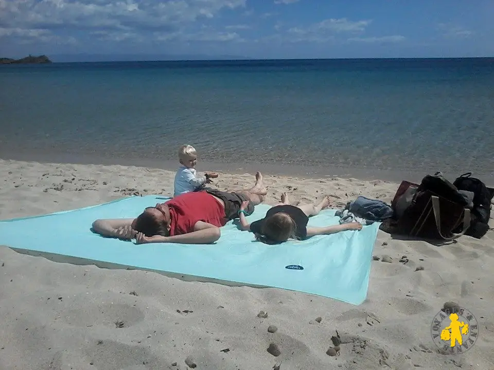 Top 10 des accessoires légers pour la plage... en famille! 1 Drap de plage Obaba