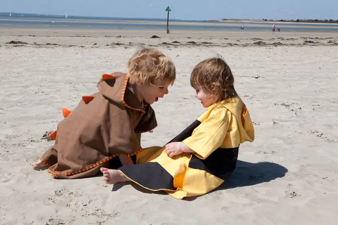 Poncho LittleLife Serviette bain Accessoires de plage bébé et enfants compacts 2019 | Blog VOYAGES ET ENFANTS