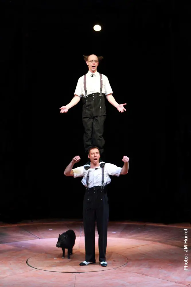 ++-cirque-il-y-a-petit-cochon-opt.-JM-Hurlot Les fr+¿res Paninis et le petit cochon Maestro Lundi 18 ao++t 2014_compressed