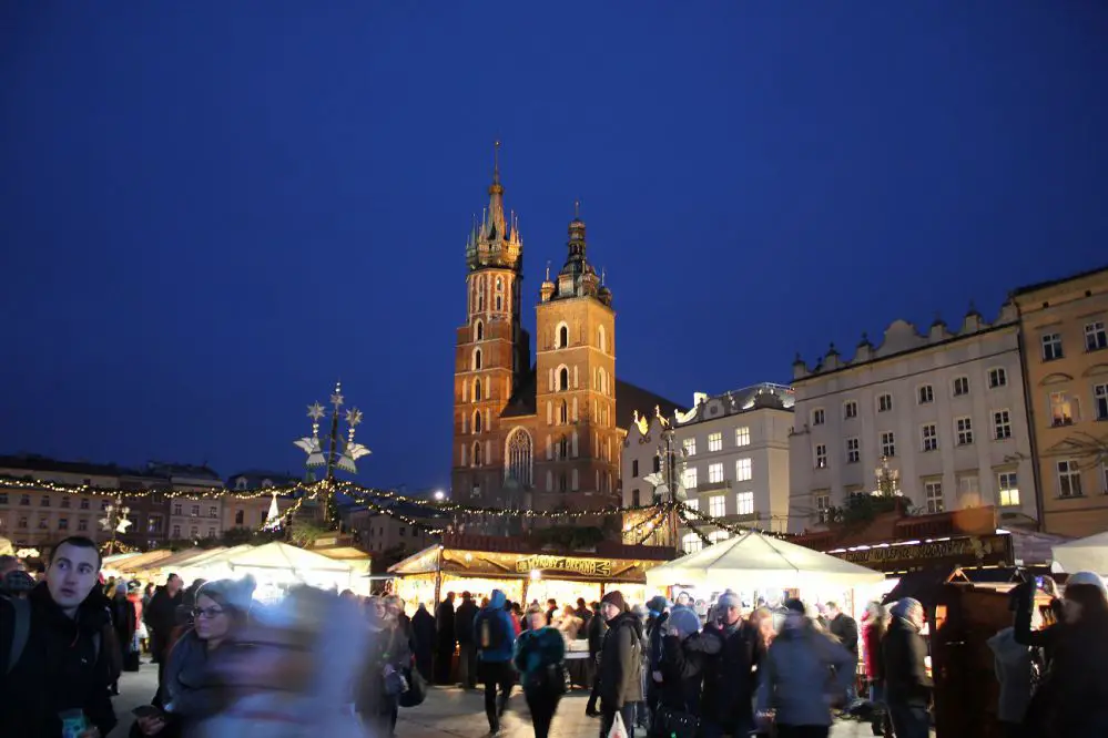 March+® de No+½l sur la Rynek Cracovie en hiver en famille Pologne | Blog VOYAGES ET ENFANTS