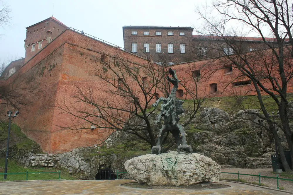 Smok le dragon de Wawel Cracovie en hiver en famille Pologne | Blog VOYAGES ET ENFANTS