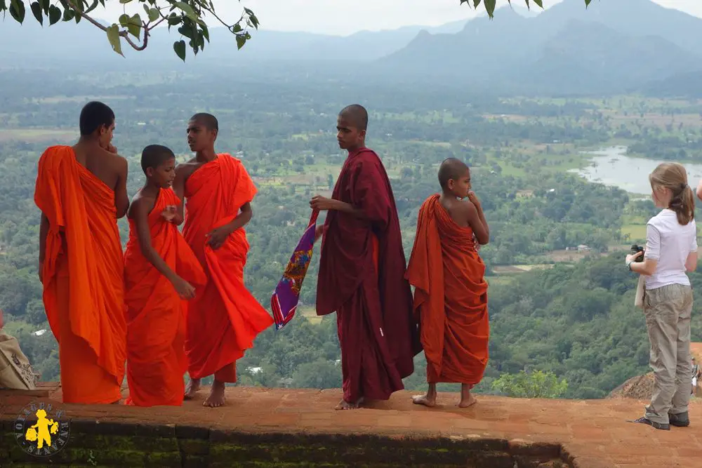2015.02.25 Sri Lanka sigiryia avec des enfants moines