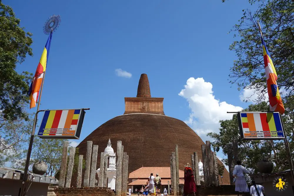 2015.02.25 Sri Lanka ANuradhapura avec des enfants temples