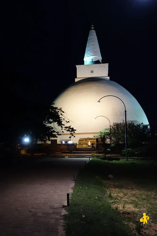 2015.02.25 Sri Lanka Anuradhapura avec enfant