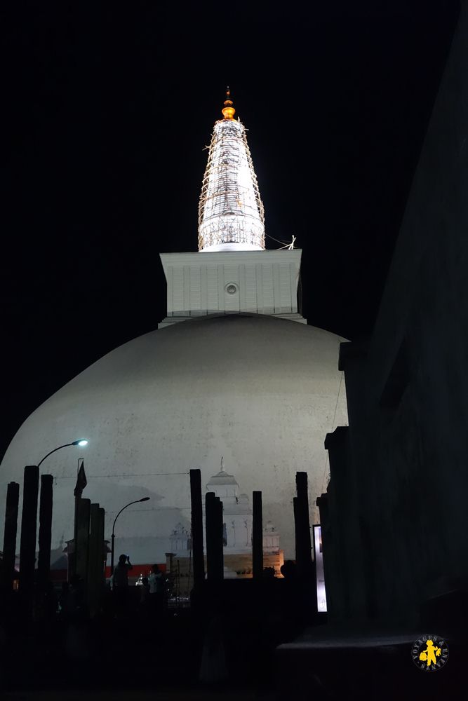 20150225 Sri Lanka Anuradhapura nuit enfant Anuradhapura ou Polonaruwa avec enfant |VOYAGES ET ENFANTS