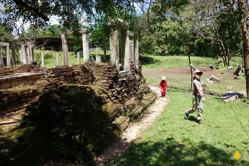 20150225 Sri Lanka Anuradhapura temple avec enfant Anuradhapura ou Polonaruwa avec enfant |VOYAGES ET ENFANTS