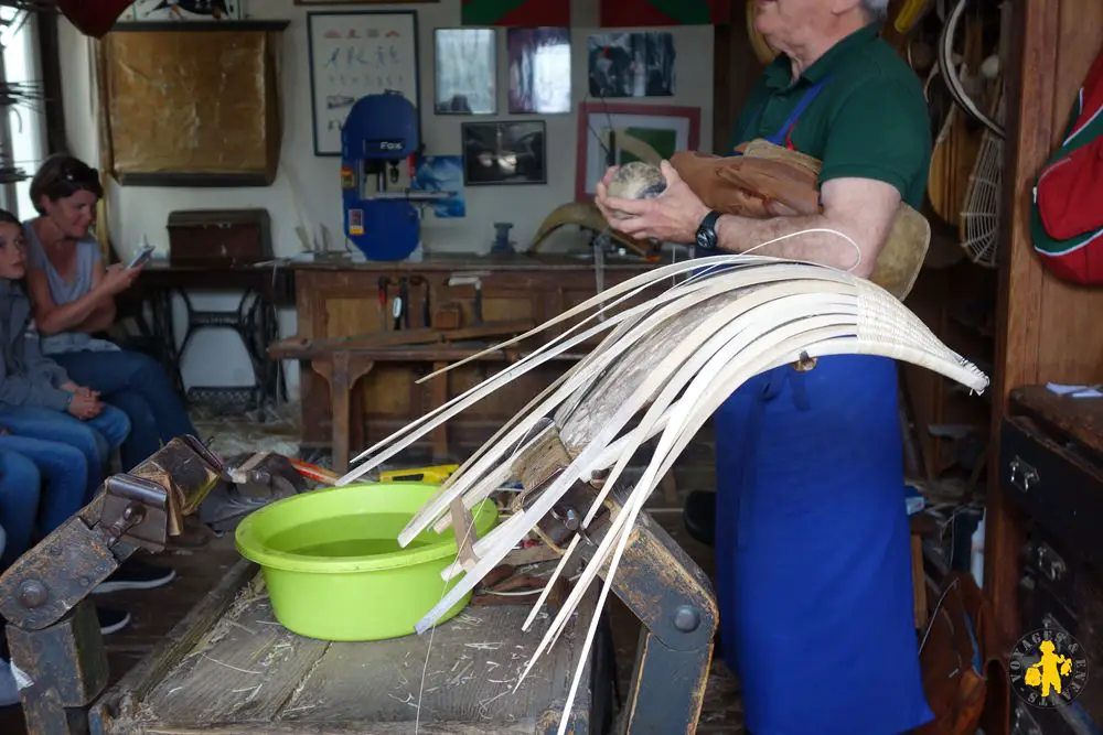 20150506 Cote Basque Anglet fabrique de chistera avec les enfants Le Pays Basque en famille en 1 semaine | VOYAGES ET ENFANTS