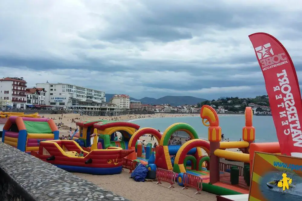 Cote Basque Plage de St Jean de Luz chateau gonflable compressed Pays Basque la côte avec des enfants de St Jean de Luz à Hendaye | Blog VOYAGES ET ENFANTS