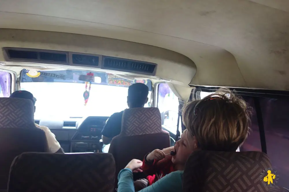 Se déplacer avec des enfants au Sri Lanka - voiture avec chauffeur