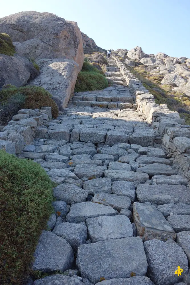 Delos escalier sommet site avec enfant Les Cyclades en famille Paros Mikonos Naxos Amorgos