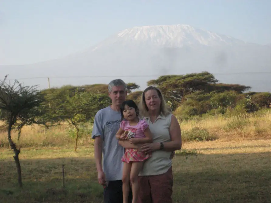 voyage Kenya avec enfan devant Kilimandjaro Safari au Kenya avec enfant | VOYAGES ET ENFANTS