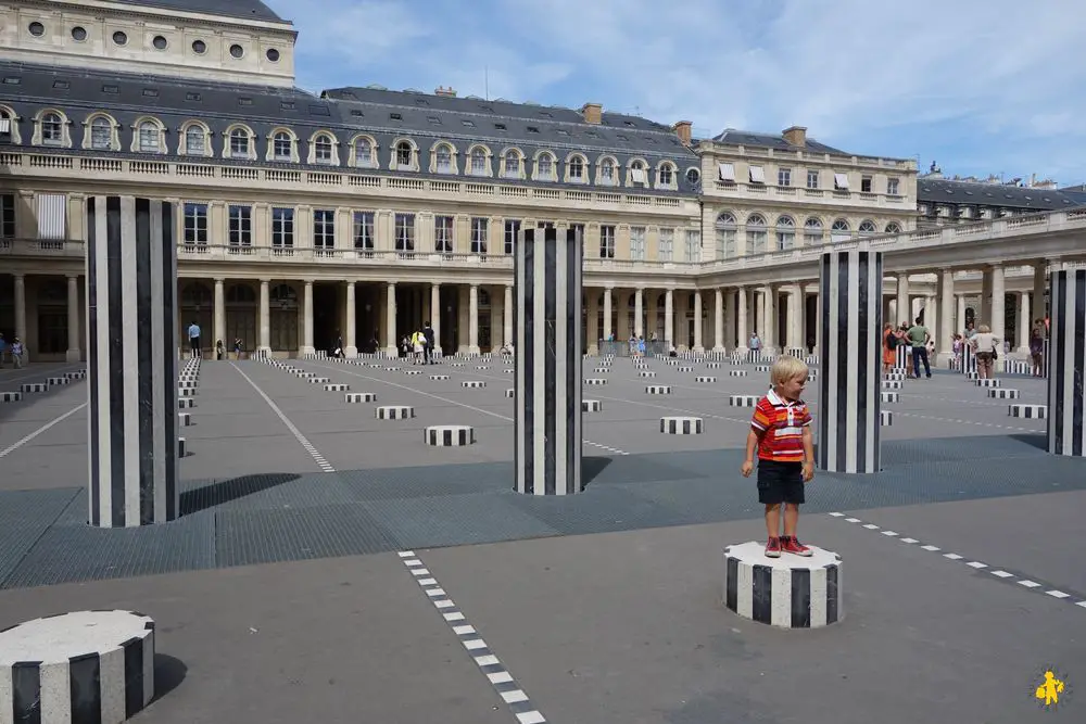 Paris Palais Royal et colonne de Buren Vacances de printemps où partir en famille | Blog VOYAGES ET ENFANTS