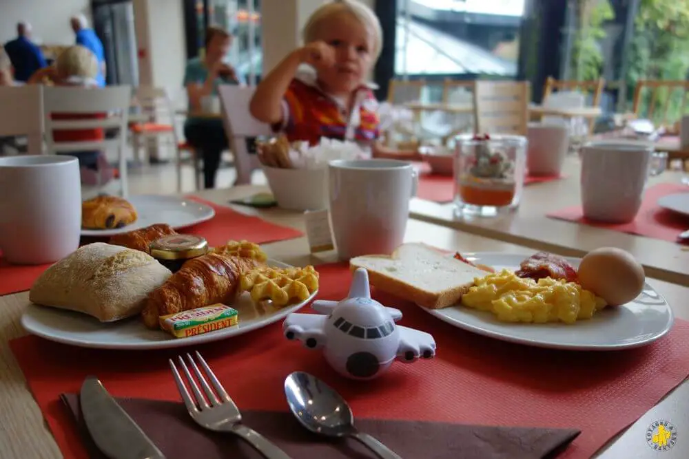 Petit déjeuner buffet famille Hote Paris Océania Hotel famille Paris avec piscine Océania Hotel | Blog VOYAGES ET ENFANTS