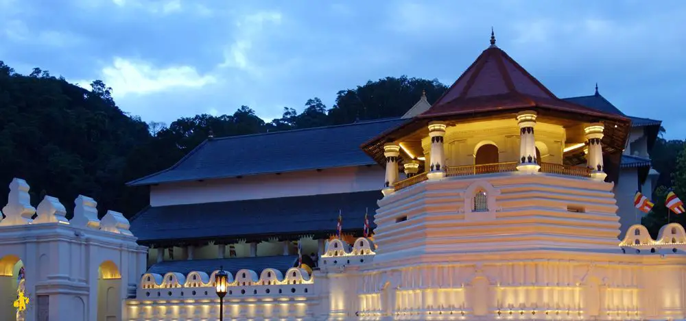 Kandy en famille visite temple de la dent Kandy en famille visites et activités enfant