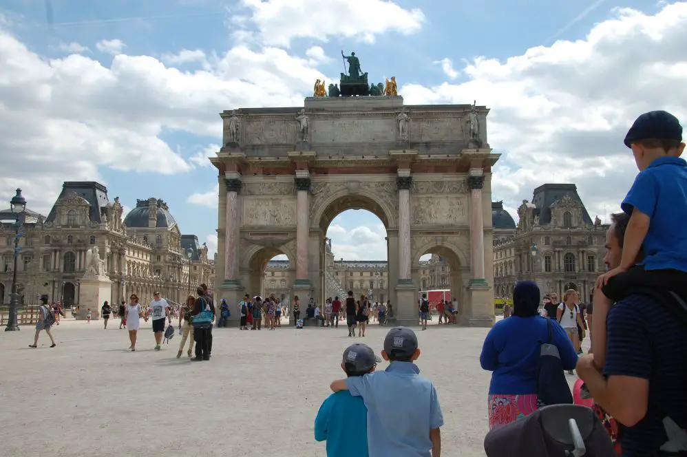 Avant d Voyage en Famille nombreuse heureux | Blog VOYAGES ET ENFANTS'entrer voir le Louvre_compressed