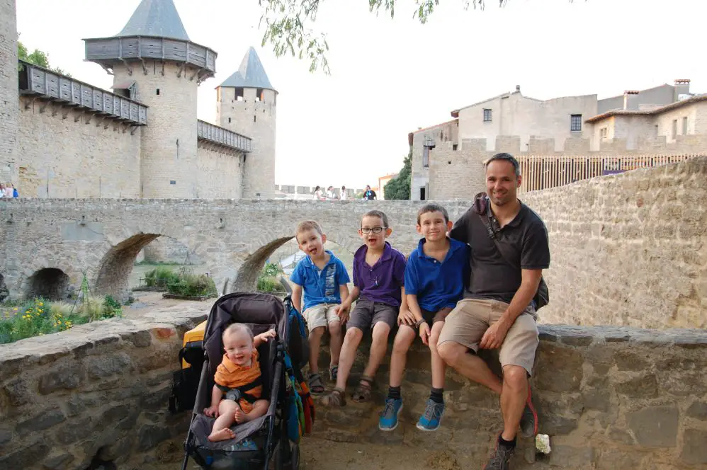 Devant Carcassonne compressed Voyage en Famille nombreuse heureux | Blog VOYAGES ET ENFANTS