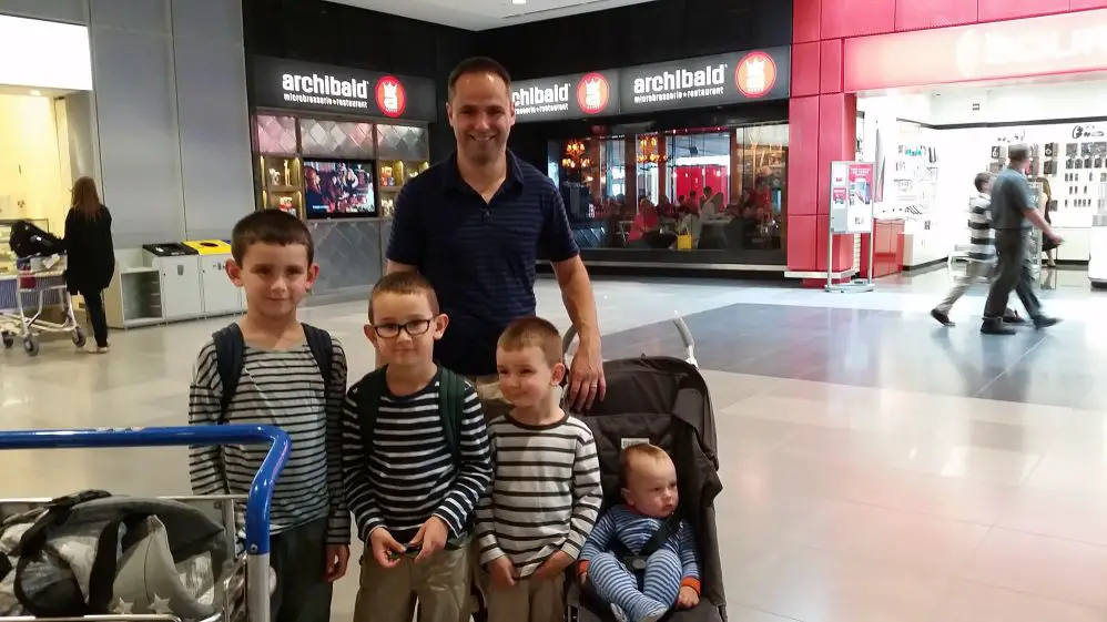 Départ Miro Perrin Laurier Rémi Frédéric compressed Voyage en Famille nombreuse heureux | Blog VOYAGES ET ENFANTS