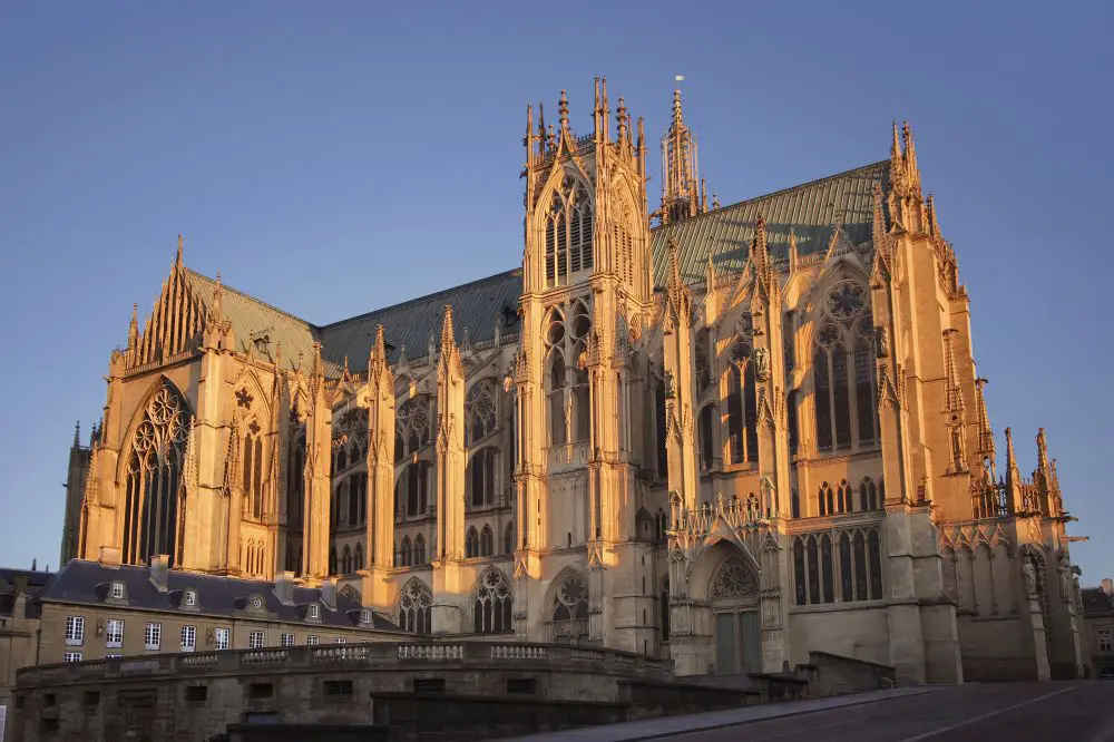 Metz cathedrale saint etienne vue en bas rue d estree sous lumiere hiver Séjours famille à Paques avec Center Parcs | Blog VOYAGES ET ENFANTS