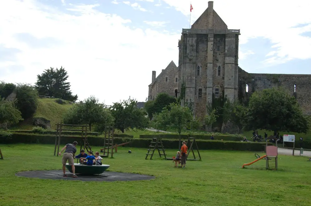 Parc devant St Sauveur le Vicomte compressed Voyage en Famille nombreuse heureux | Blog VOYAGES ET ENFANTS