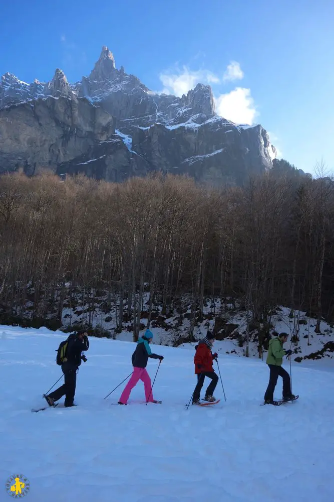 Sixt Cirque du Fer à Cheval raquette famille en station de ski familiale