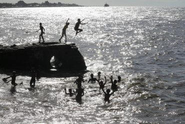 Le Timor Oriental avec des enfants