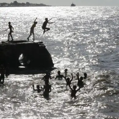 Le Timor Oriental avec des enfants