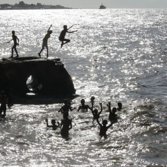 Le Timor Oriental avec des enfants