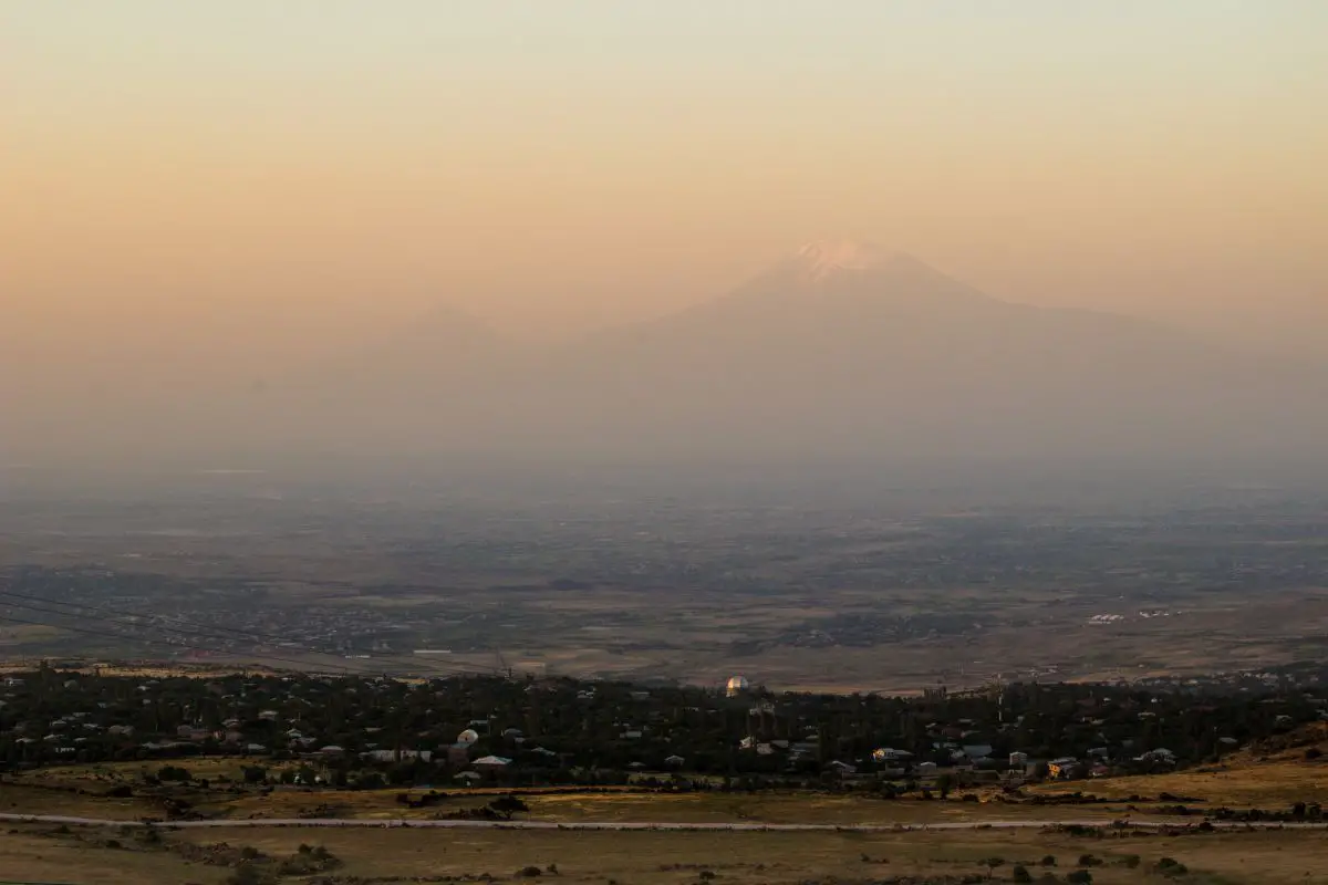 Lever de soleil sur Yerevan et mont Ararat