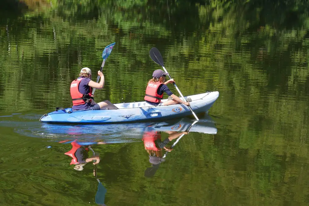 Auvergne Canoe Lac de Lanau compressed Escapade en Auvergne en famille | Blog VOYAGES ET ENFANTS