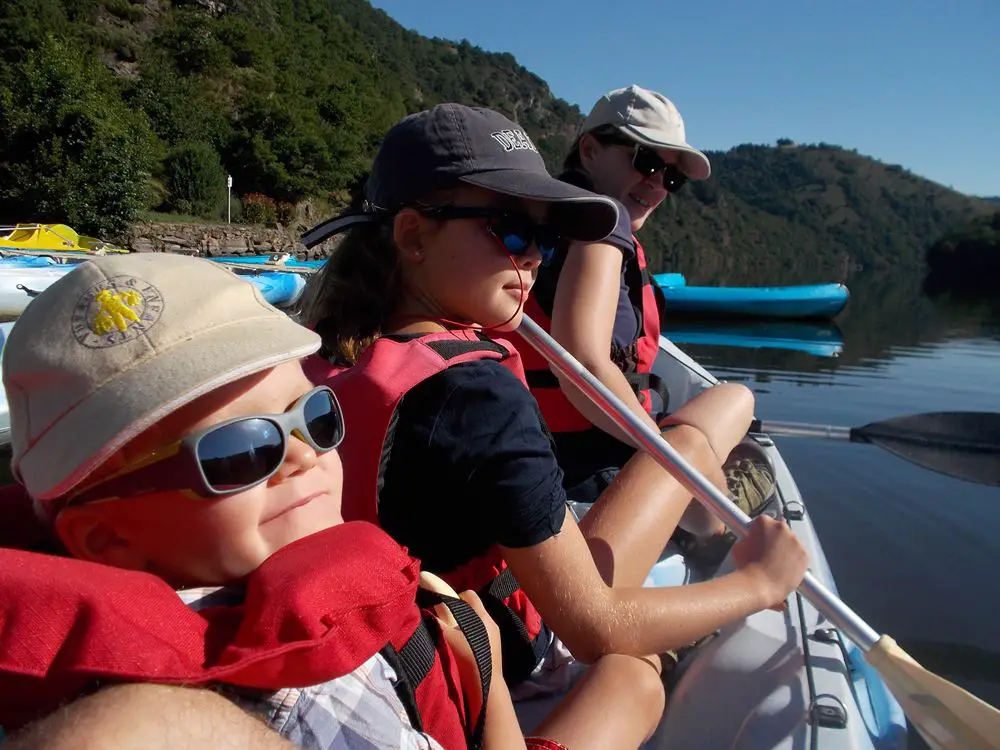 Auvergne canoe Dam nature compressed Escapade en Auvergne en famille | Blog VOYAGES ET ENFANTS