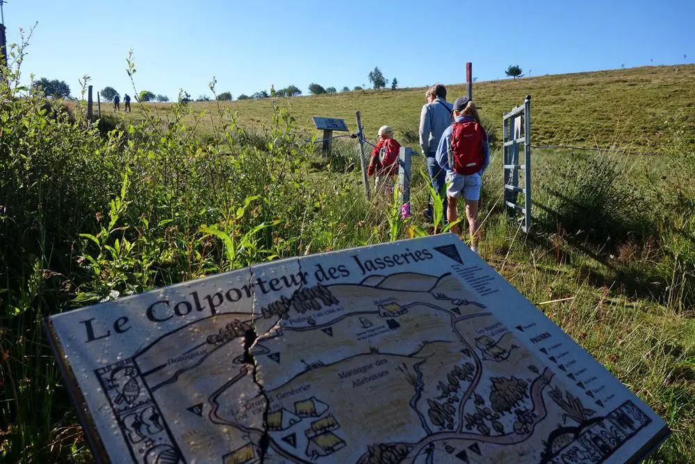 Auvergne rando le colporteur des jasseries en famille compressed Escapade en Auvergne en famille nos activités préférées