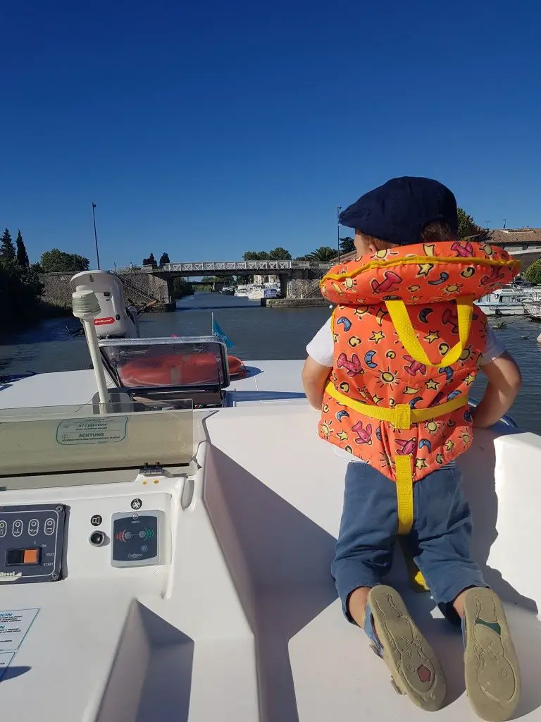 Camargue en bateau et en famille La Camargue en péniche et en famille | VOYAGES ET ENFANTS