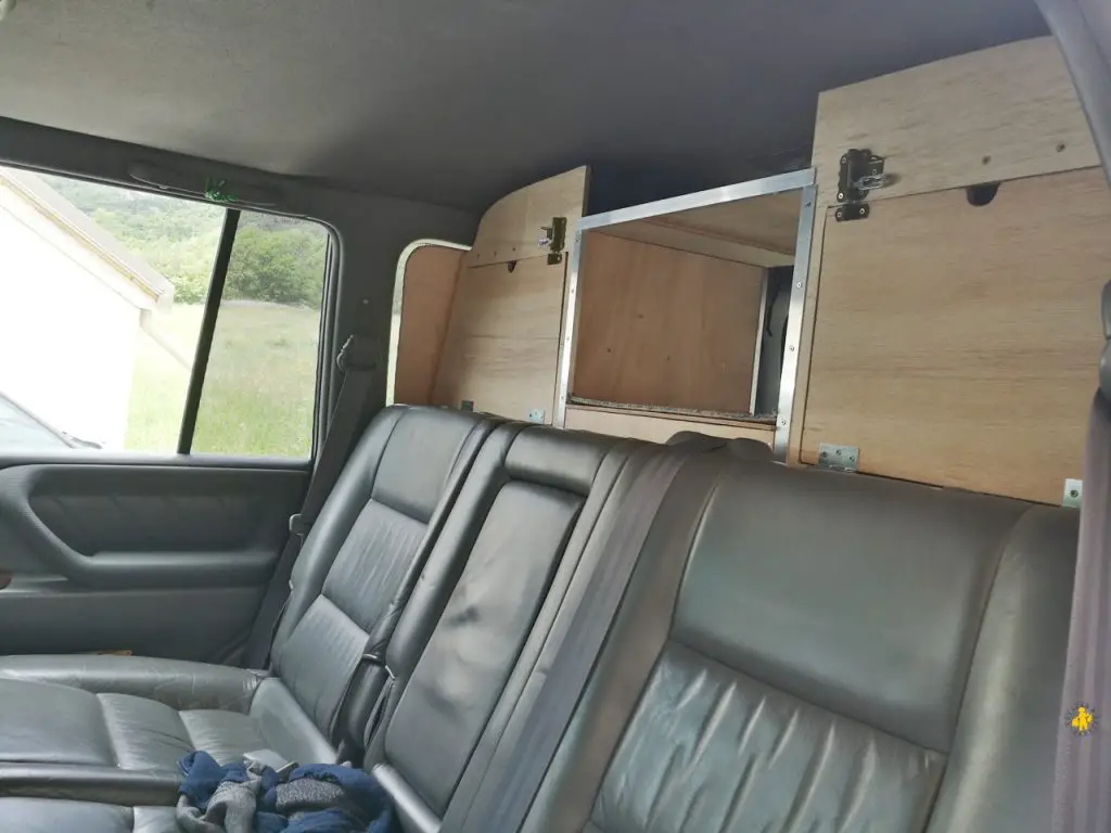 Aménagemnt 4x4 famille le dressing Aménagement 4x4 pour un an de voyage Van tour | Blog VOYAGES ET ENFANTS