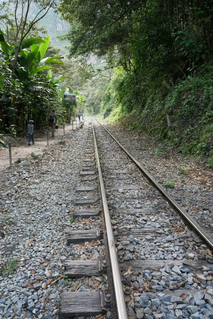 Voie ferre marche vers Machu Picchu en famille Machu Picchu en famille notre visite infos pratiques blog