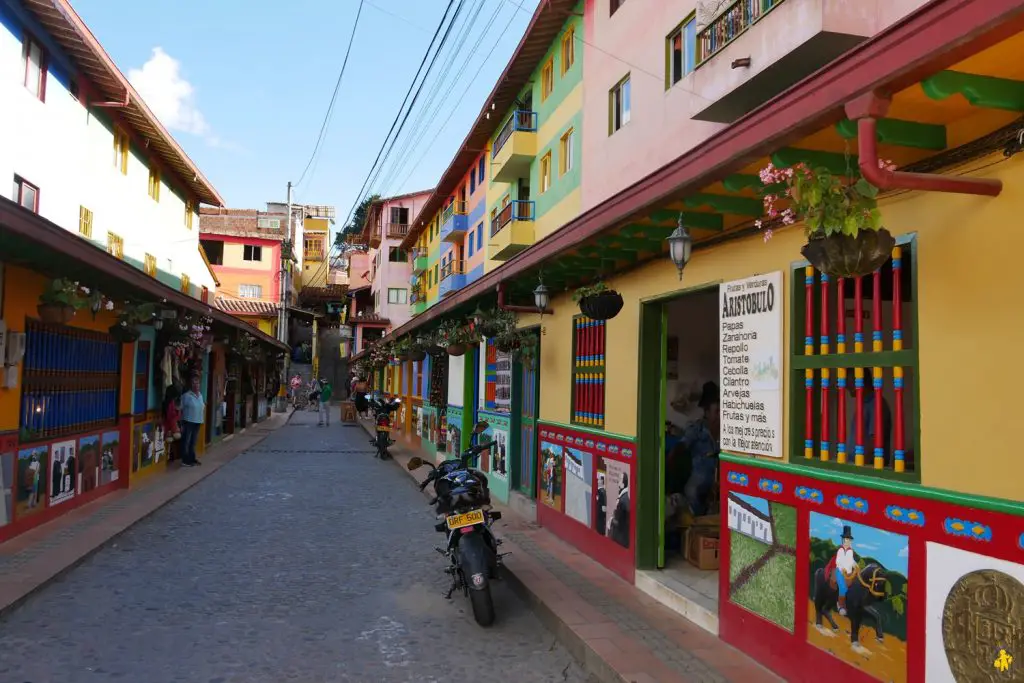 Itinéraire Colombie Guatape Jolis villages de Colombies nos tops | VOYAGES ET ENFANTS