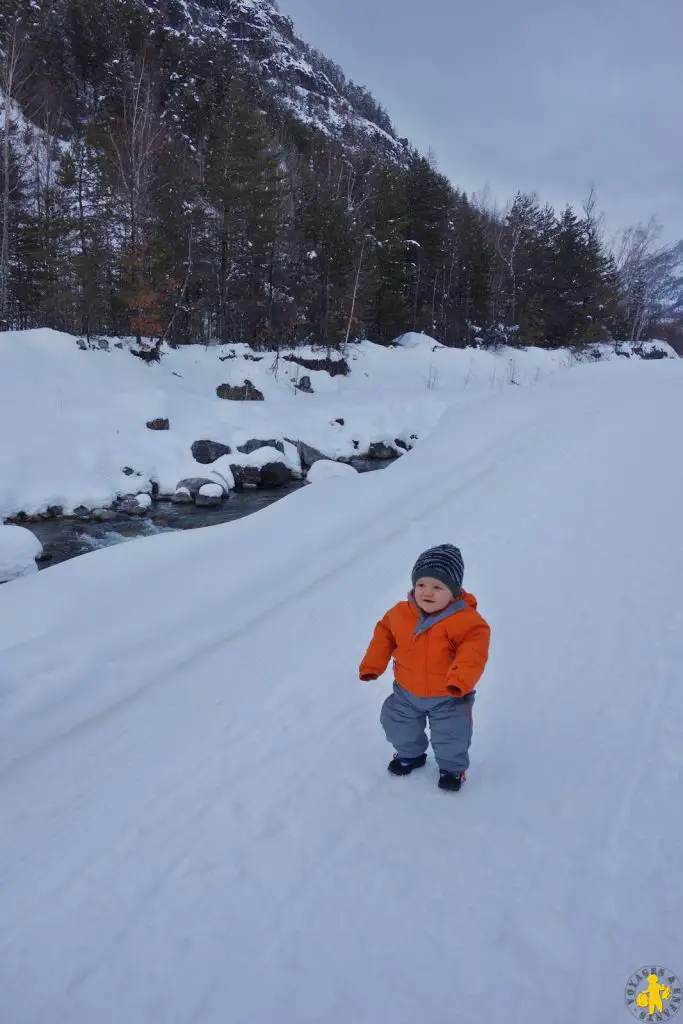 vacances au ski avec bébé astuces et conseils Skier avec bébé conseil pour partir au ski